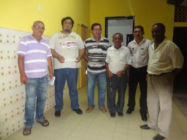 AESB entrega documento solicitando 25% de repasse para blocos de anima&ccedil;&atilde;o.(Imagem:FlorianoNews)