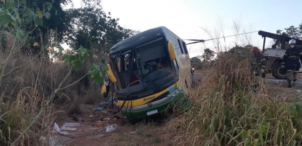 Ônibus capota, 3 passageiros morrem e 13 ficam feridos em rodovia de MT