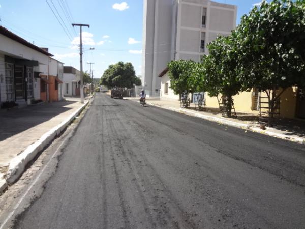 Conclu&iacute;da pavimenta&ccedil;&atilde;o asf&aacute;ltica da Rua Padre Uch&ocirc;a.(Imagem:FlorianoNews)