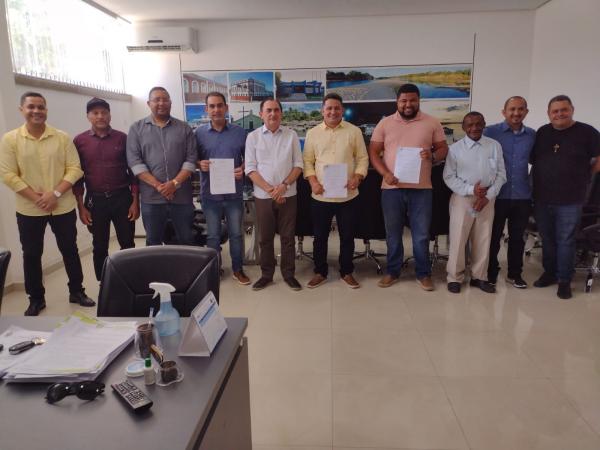 Prefeito de Floriano assina ordens de servi&ccedil;os para a constru&ccedil;&atilde;o de importantes obras(Imagem:FlorianoNews)