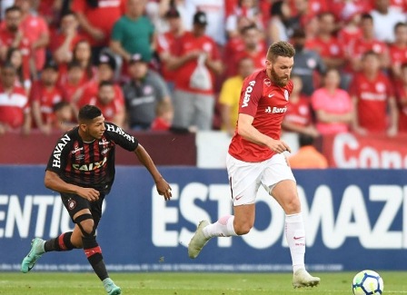 Inter vira sobre o Atlético-PR com pênalti nos acréscimos e é vice-líder