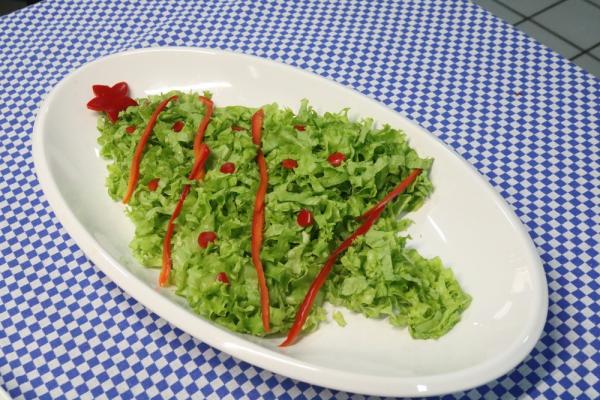 Salada decorada em formato de &aacute;rvore de Natal.(Imagem:Rafaela Leal /G1 PI)
