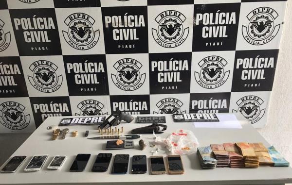 Polícia prende suspeito de homicídio e apreende drogas, e R$ 22 mil durante operação em Teresina