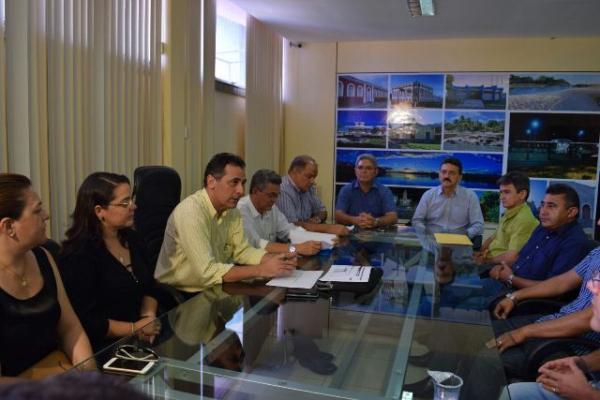 Prefeito de Floriano reduz o pr&oacute;prio sal&aacute;rio, o do Vice de todos os comissionados.(Imagem:Waldemir Miranda)