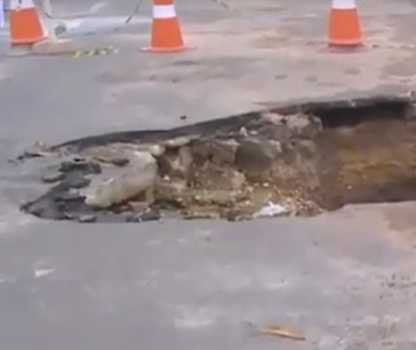 Trecho de avenida é interditado devido a buraco na Capital