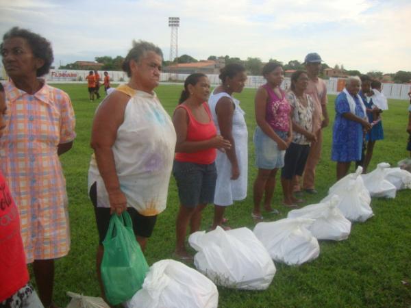 Jogo Beneficente do Amarelinho - Entrega de cestas(Imagem:reda&ccedil;ao)