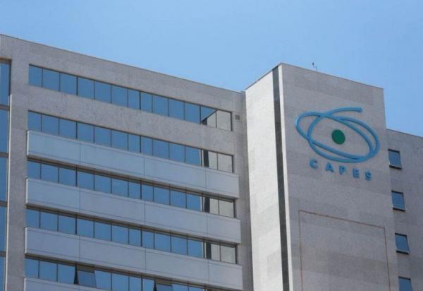 Suspensão de avaliação, ação civil e renúncia de 114 pesquisadores: entenda a crise na Capes