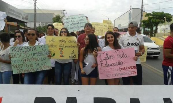 Professores e acad&ecirc;micos da UESPI participam de manifesta&ccedil;&atilde;o em Floriano.(Imagem:Geufran Rafael)