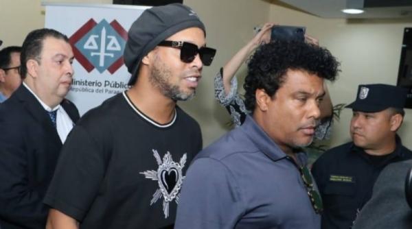 "Ronaldinho não sabe por que foi preso. Alguém o enganou", diz Sandro Rosell