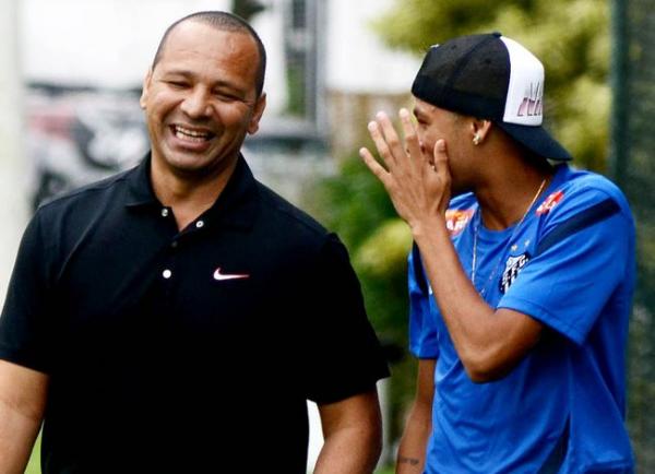 Pai de Neymar depõe quarta à Justiça espanhola sobre acerto com Barça