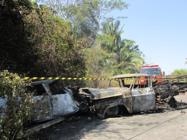 Vítimas morrem carbonizadas após colisão entre veículos na PI-112