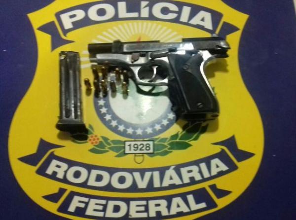 PRF prende condutor por porte ilegal de arma em Teresina
