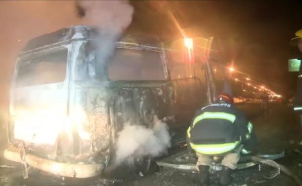 Carro pega fogo após sair de posto de combustíveis.(Imagem:Cidadeverde.com)