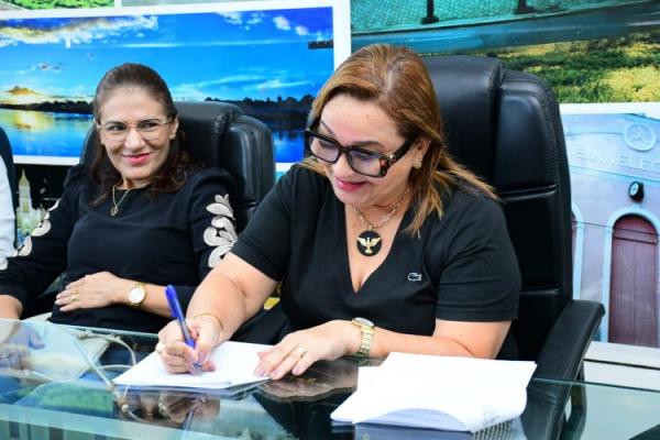 Secret&aacute;ria de Assist&ecirc;ncia Social, Carla Denise e secret&aacute;ria municipal de Educa&ccedil;&atilde;o, Marisol Simpl&iacute;cio.(Imagem:Secom)