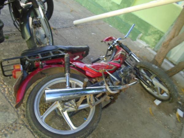Motociclista colide contra poste na Avenida Bucar Neto