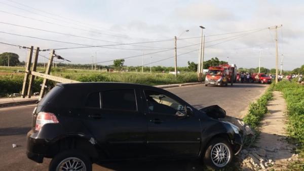 Motorista perde controle, derruba poste e interdita via