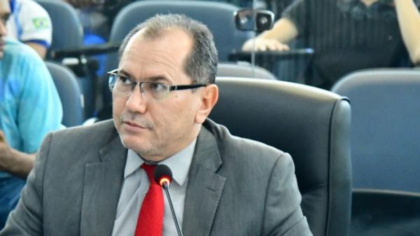Lauro César pede abertura de rua e melhor estrutura de acesso à região das universidades
