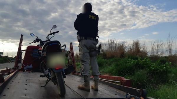 Condutor que abandonou filha para fugir da polícia é flagrado com quase R$ 5 mil de débitos em moto