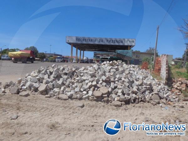 Entulho do muro que foi demolido.(Imagem:FlorianoNews)