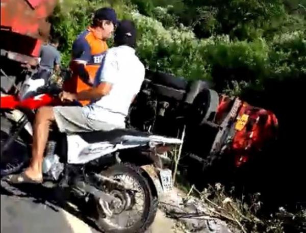 Caminhão cheio de combustível tomba no Ceará