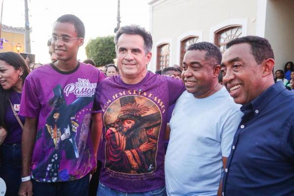 Ciro e Joel são cumprimentados pela população durante a Procissão do Bom Jesus dos Passos em Oeiras.(Imagem:Ascom)