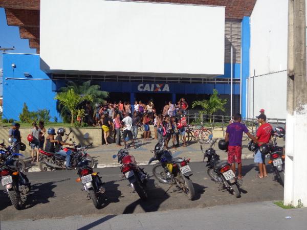  Falso boato sobre Bolsa Fam&iacute;lia causou tumulto em Floriano.(Imagem:FlorianoNews)