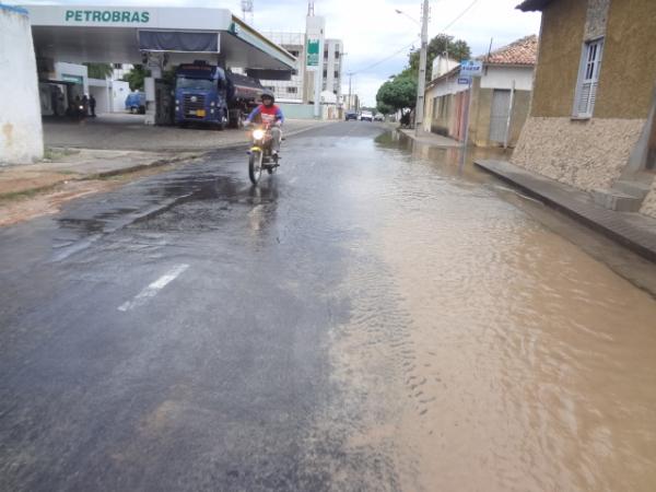 Vazamento de &aacute;gua est&aacute; causando transtornos em ruas de Floriano.(Imagem:FlorianoNews)