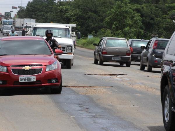 Com duplicação parada há dois anos, carros sofrem com buracos na BR-316