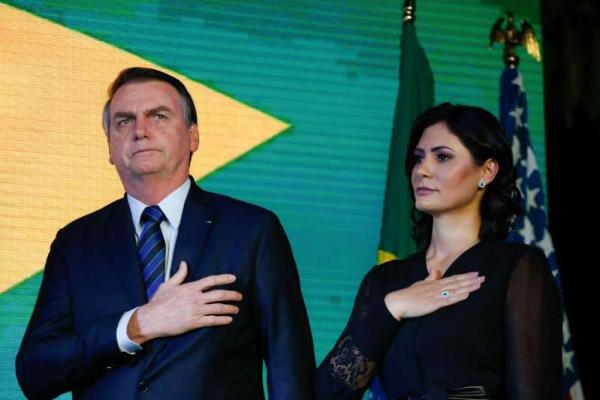 Queiroz depositou R$ 72 mil em 21 cheques na conta de Michelle Bolsonaro
