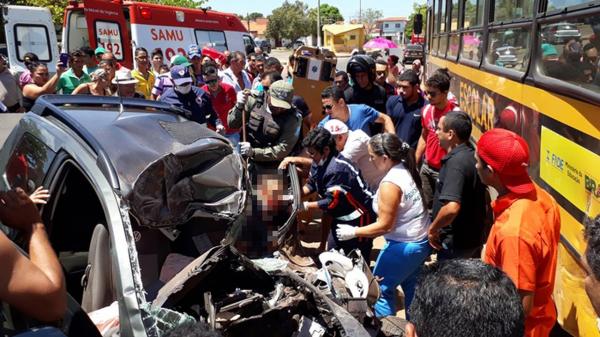 Carro desgovernado mata duas pessoas e só para depois de bater em ônibus no Piauí