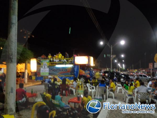 Ap&oacute;s jogo do Brasil, torcedores comemoraram empate no cais da Beira-Rio.(Imagem:FlorianoNews)