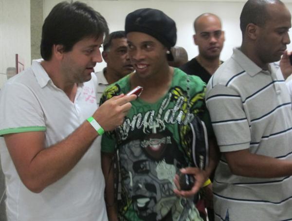 Ronaldinho Gaucho est&aacute; curtindo as f&eacute;rias enquanto nada se resolve.(Imagem:Janir Junior/Globoesporte.com)