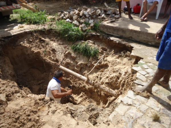 Vazamento em cano de distribuição da Agespisa deixa parte de Floriano sem água