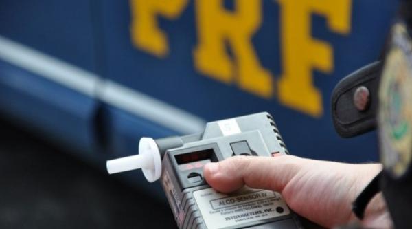 PRF prende suspeito de pilotar moto bêbado e tentar fugir da polícia na BR-316, no Piauí