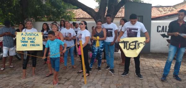 Familiares e amigos de Ackson dos Reis realizam manifestação em Floriano