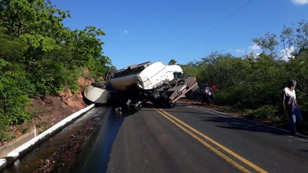 Caminhão carregado de óleo tomba e interdita dois sentidos da BR-135, no Sul do Piauí