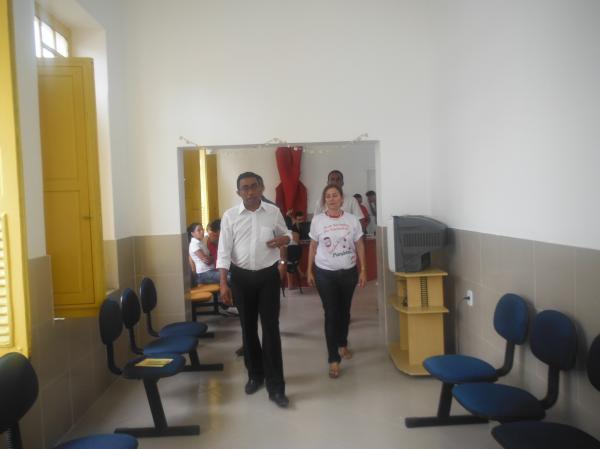 Prefeito Joel visitou o pr&eacute;dio do Centro de Testagem e Aconselhameto.(Imagem:FlorianoNews)