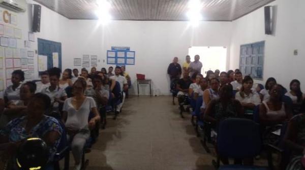 Acad&ecirc;micos da FAESF capacitam ambulantes que ir&atilde;o trabalhar no Carnaval de Floriano.(Imagem:FlorianoNews)