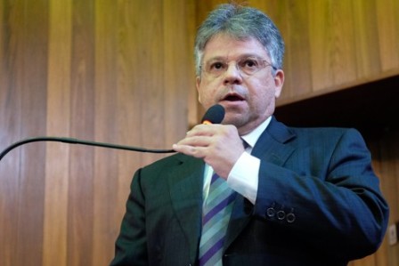 Deputado Gustavo Neiva quer punir gestor por crime de responsabilidade