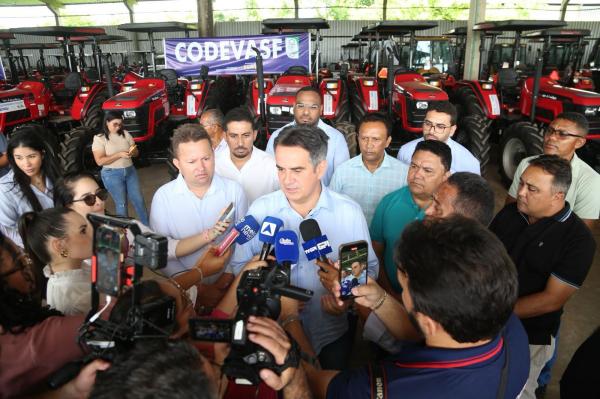  Ciro Nogueira entrega tratores e equipamentos agr&iacute;colas a prefeitos(Imagem:Divulga&ccedil;&atilde;o)