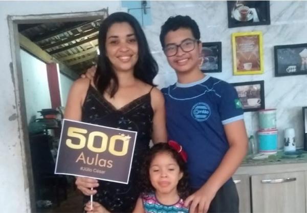 Aluno assiste 500 aulas remotas e faz festa de comemoração em Teresina