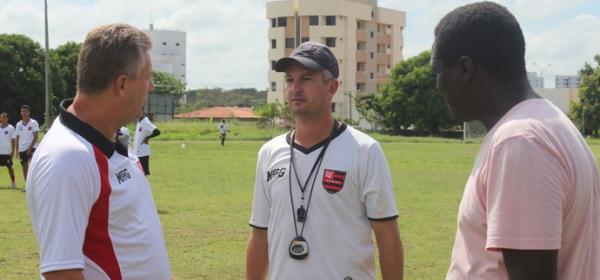 Frasson ao lado Marcos Paulo e Valter Maranh&atilde;o.(Imagem:Abdias Bideh/GloboEsporte.com)