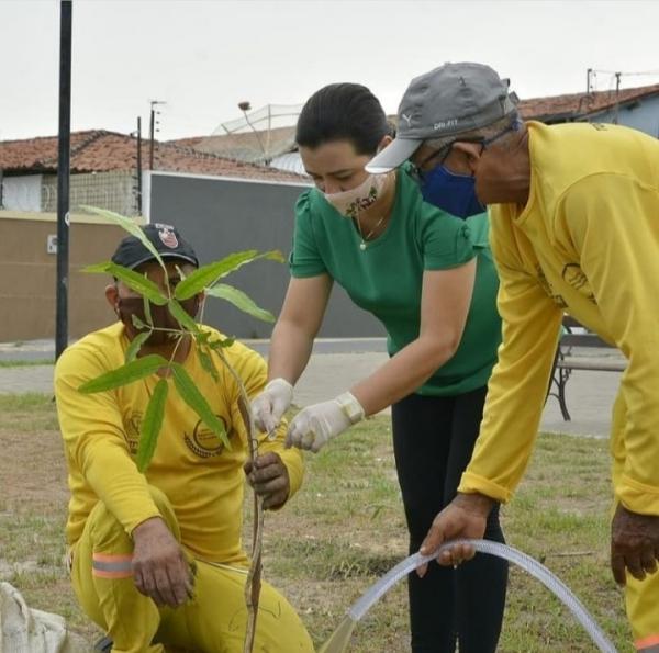 Secret&aacute;ria Gracianny fazendo o plantio das mudas na pra&ccedil;a(Imagem:Divulga&ccedil;&atilde;o)