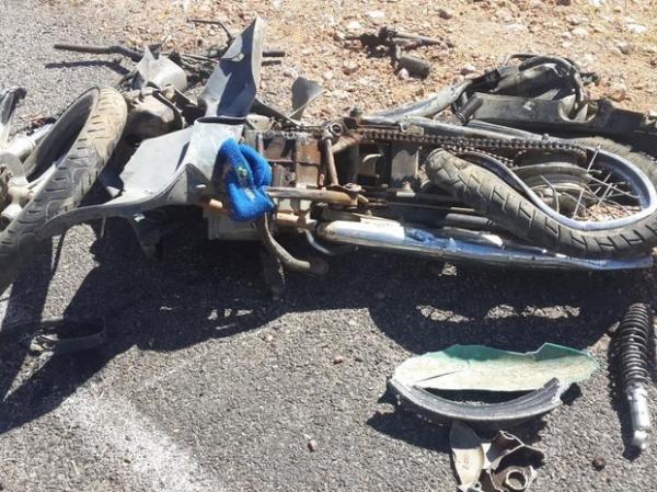 Motocicleta ficou totalmente destru&iacute;da.(Imagem:Pol&iacute;cia Militar/Divilga&ccedil;&atilde;o)