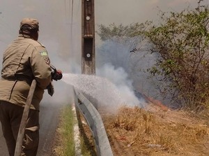 Incêndio próximo a Terminal de Petróleo assusta motoristas na BR-343