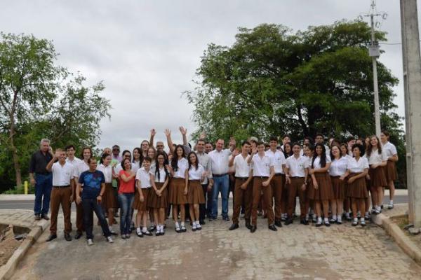 Prefeito de Floriano inaugura cal&ccedil;amento da Rua S&atilde;o Jos&eacute;.(Imagem:Waldemir Miranda)