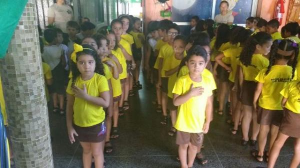 Escola Pequeno Pr&iacute;ncipe inicia semana da p&aacute;tria com hasteamento da bandeira.(Imagem:EPP)