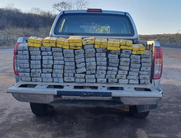 Homem é preso com mais de 100 kg de pasta base de cocaína em fundo falso de veículo, no Piauí