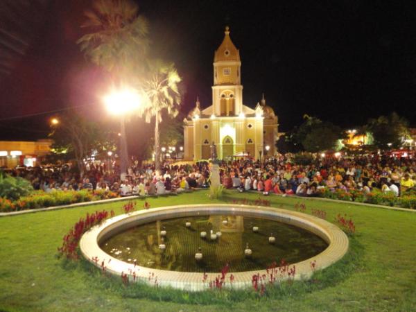 Fi&eacute;is lotaram a pra&ccedil;a da matriz(Imagem:FlorianoNews)