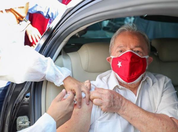 Lula recebe a segunda dose da vacina contra a Covid-19